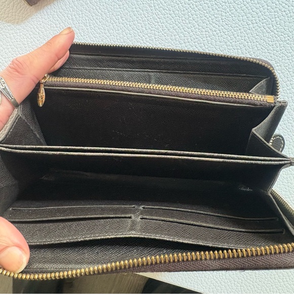 Louis Vuitton Monogram Wallet and Key Holder Holiday Gift Set - Picture 9 of 12